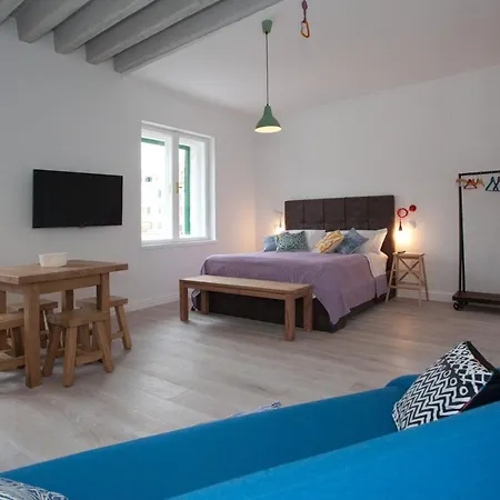 Central Chic And Cozy *